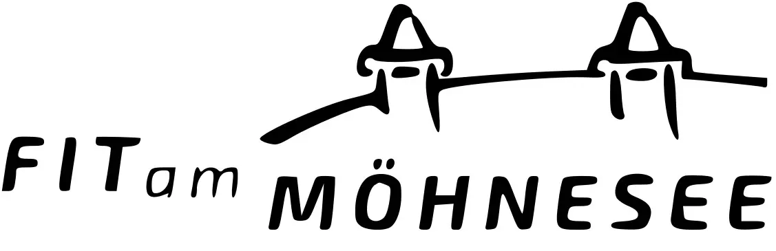 Das Logo von Fit am Möhnesee zeigt den Schriftzug und eine stilisierte Brücke in schwarzer Liniengrafik über dem Namen auf weißem Hintergrund.